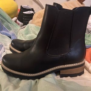 black chelsea boots (w10)